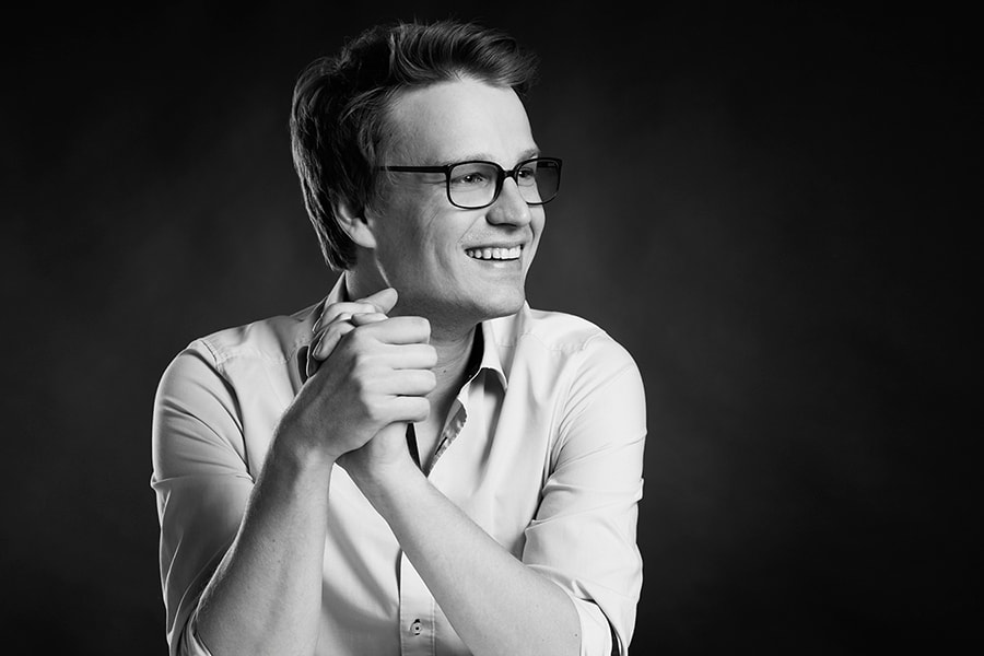 lockeres Bewerbungsfoto im Studio blende11