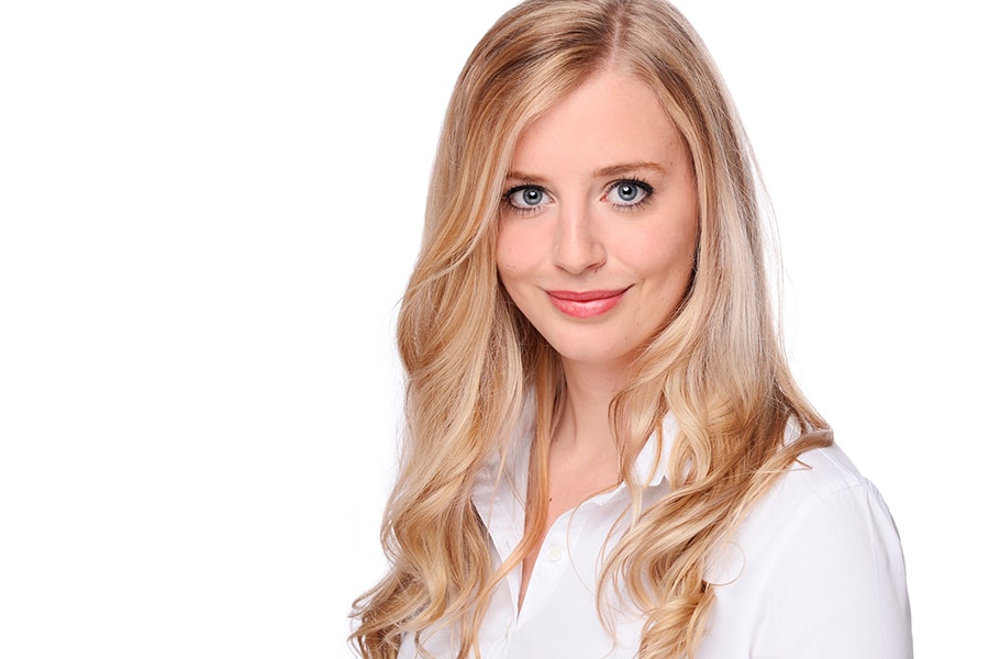 Bewerbungsfoto junge Frau vor weiß