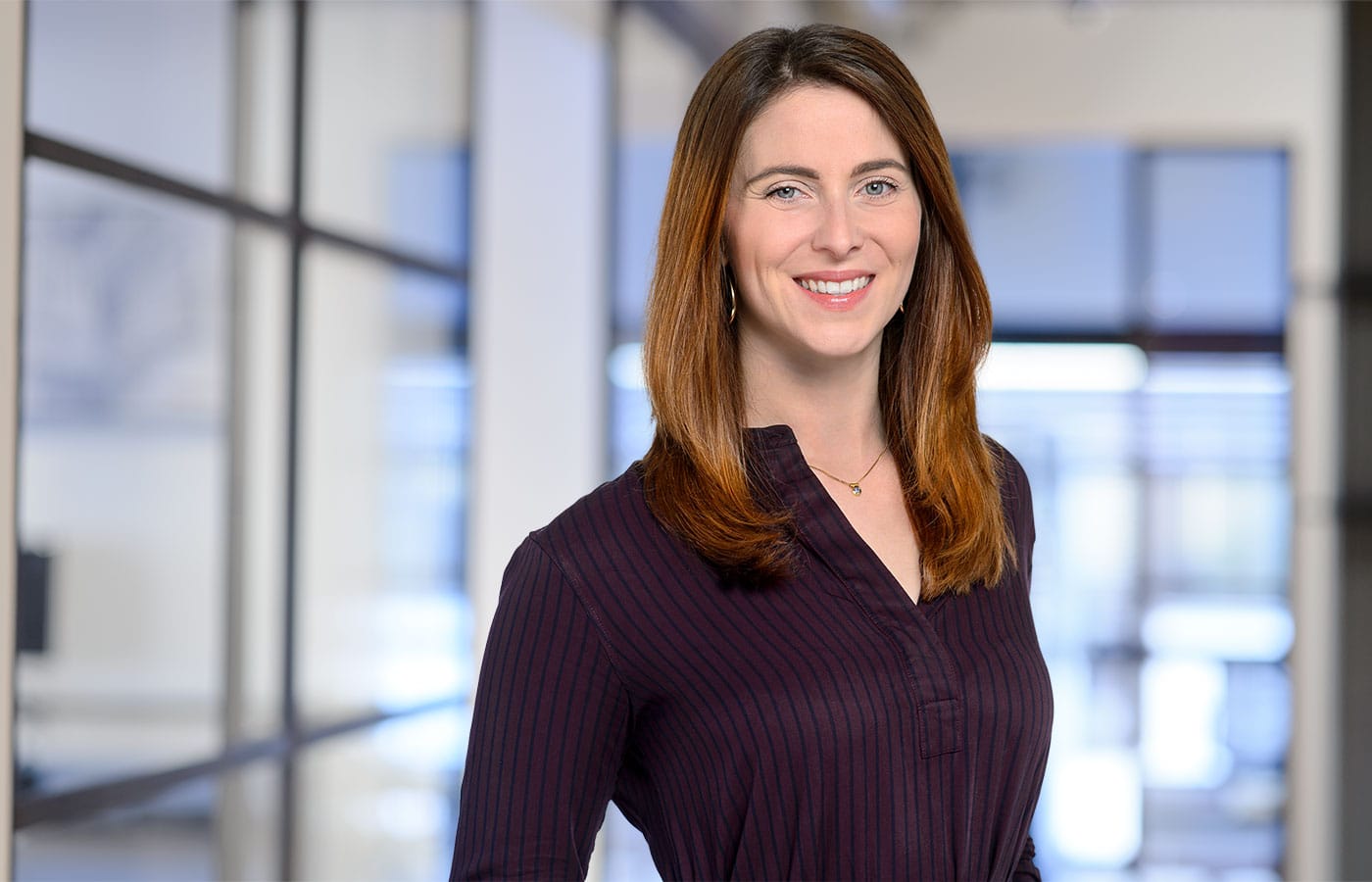 Mitarbeiterbild freigestellt auf modernen Hintergrund