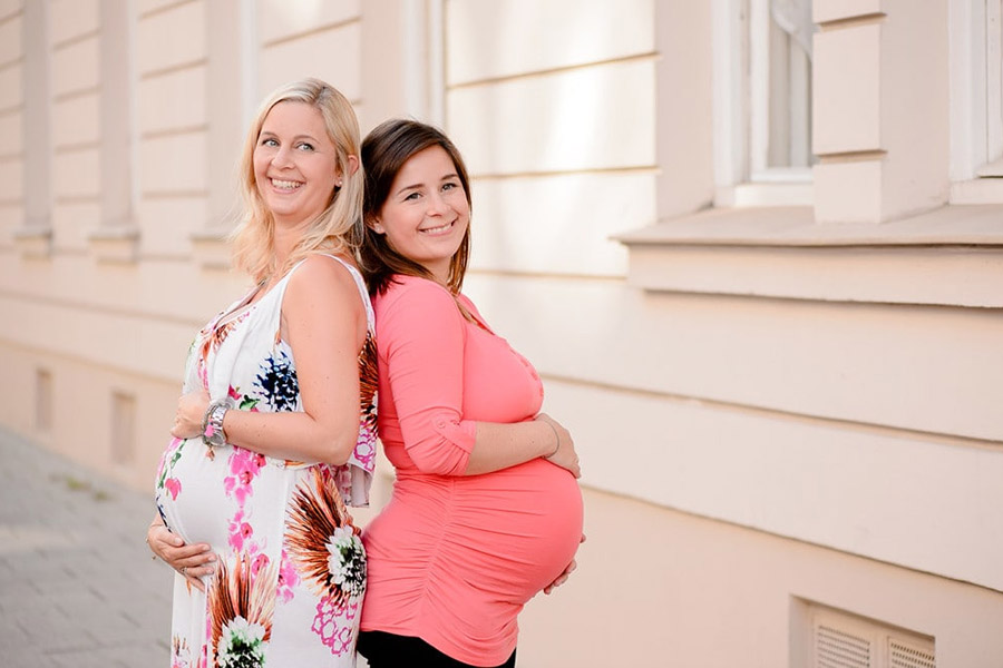 Schwestern Babybauch