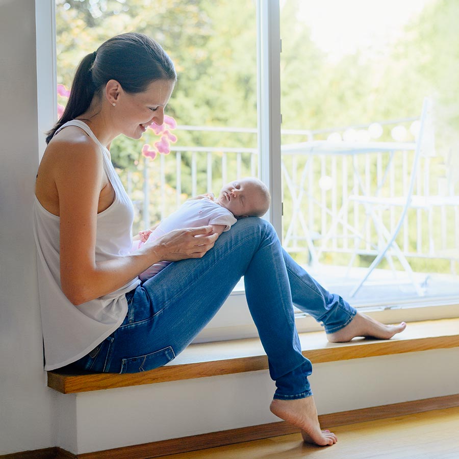 Foto mit Baby daheim