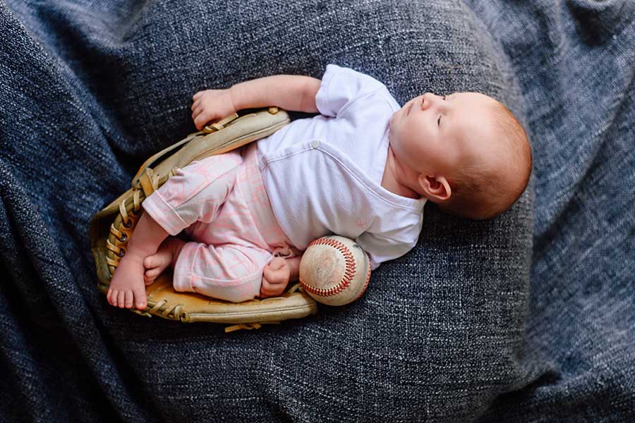 Baby im Baseball Glove